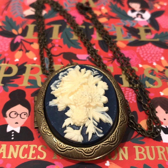 Le Chaim Cameo Locket Necklace navy blue - Picture 3 of 5